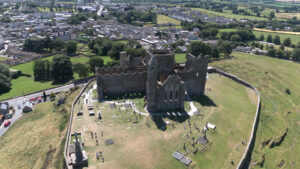Vista panoramica del Rock of Cashel sulla pianura irlandese