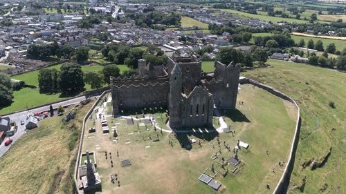 Vista panoramica del Rock of Cashel sulla pianura irlandese