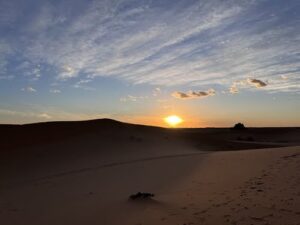 Tramonto nel deserto del Sahara a Novembre