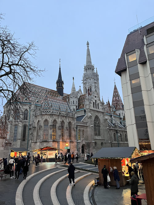 Chiesa di Mattia a Budapest durante un weekend Budapest nel mese di Dicembre