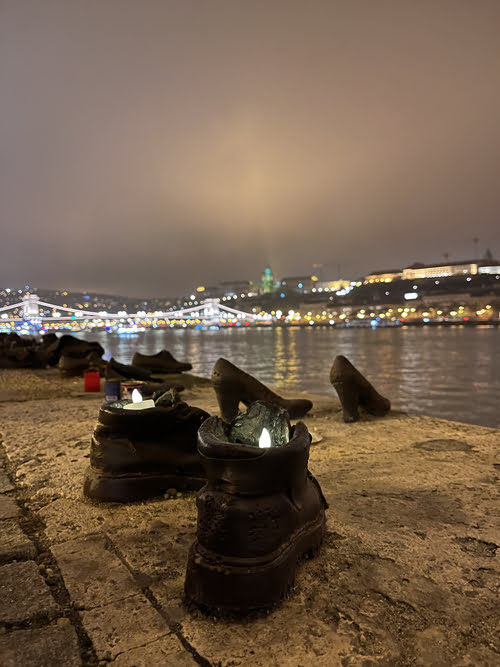 memoriale delle scarpe lungo il fiume Danubio viste durante un weekend a Budapest nel mese di dicembre