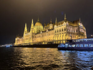 parlamento ungherese di budapest illuminato